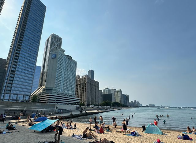 芝加哥俄亥俄街海灘：湖濱時光的完美詮釋。
