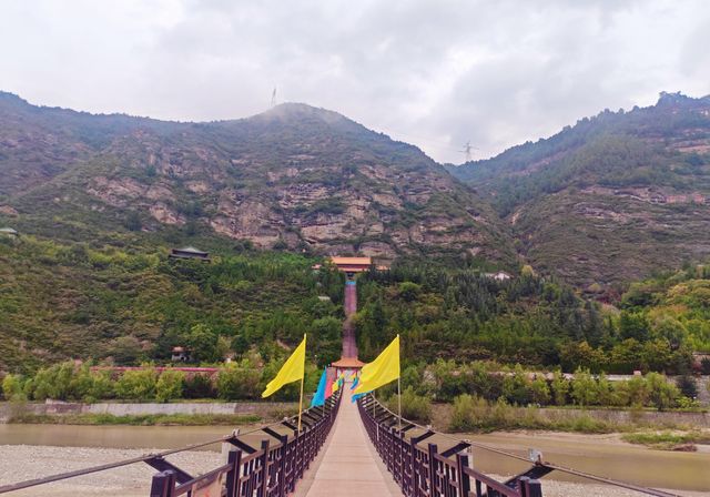 鳳縣消災寺——一座隱藏在懸崖峭壁上的千年古寺