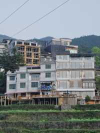 被梯田包圍嘅桃花源民宿，靚到無語