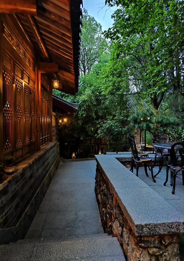 住進詩畫裡，枕夢入星河