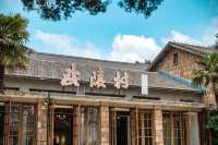 「參差樓閣起高崗，半為煙遮半樹藏。