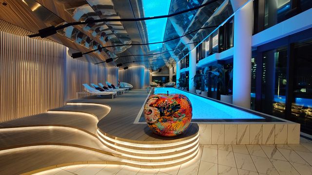 暗黑風格嘅墨爾本W酒店驚喜套房，泳池都幾型