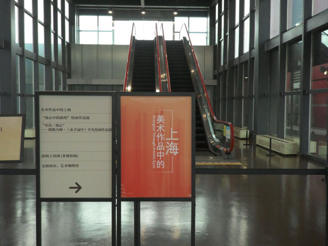 壮大なスケールの門構えをくぐった先にある中国のアートに触れる