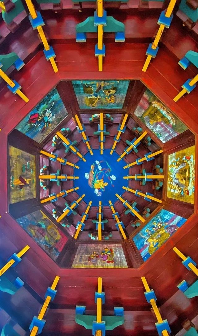 大金湖甘露懸空寺｜丹霞絕壁上的千年秘境