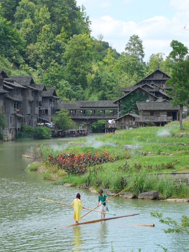 夏日出遊，不能錯過的烏江寨 夏天出遊，當然要選擇又靚又涼快嘅地方！ 逃離城市嘅燥熱，匿咗入貴州烏江