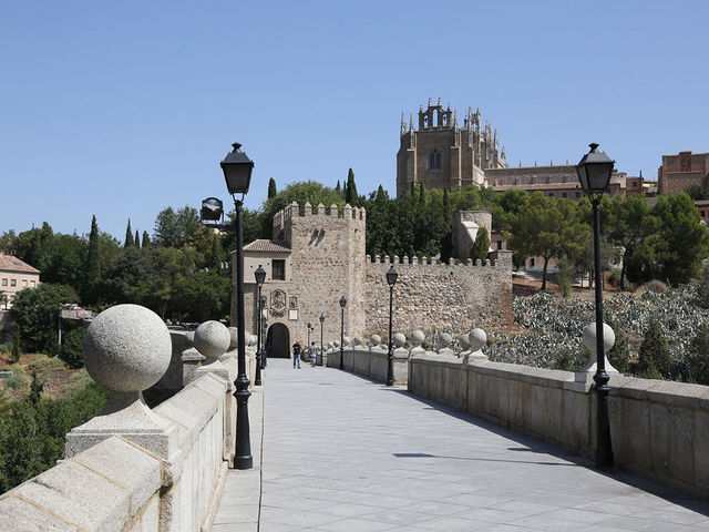 托萊多聖馬丁橋:穿越中世紀的時光之橋 托萊多聖馬丁橋:穿越中世紀的時光之橋