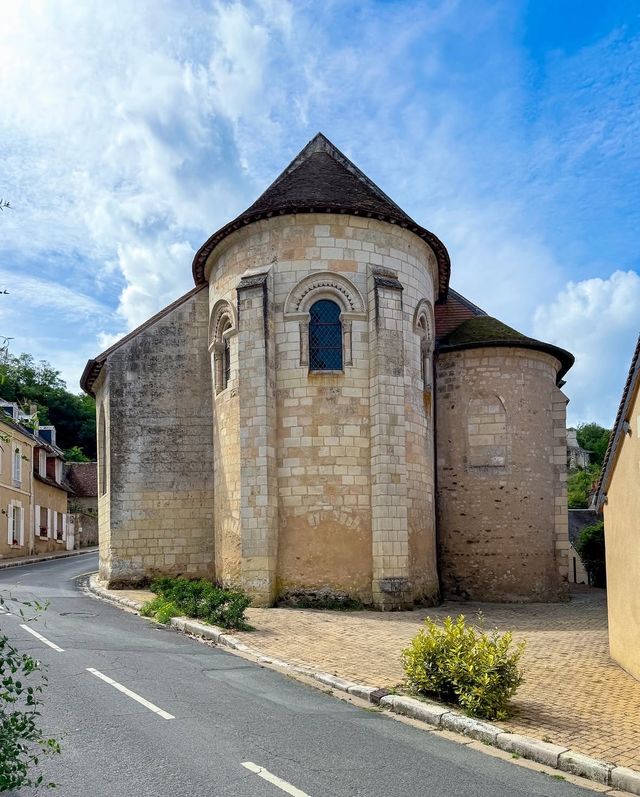 盧瓦爾河谷 — 法蘭西花園的皇家傳奇! ⸻ 景點介紹 盧瓦爾河谷坐落在法國中部,是 盧瓦爾河谷 — 法蘭西花園的皇家傳奇! ⸻ 景點介紹 盧瓦爾河谷坐落在法國中部,是
