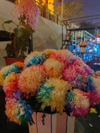 菊花文化節時間 2025年10月18日-11月17日，現在去剛好。滿園菊花+武俠NPC，沉浸感拉滿