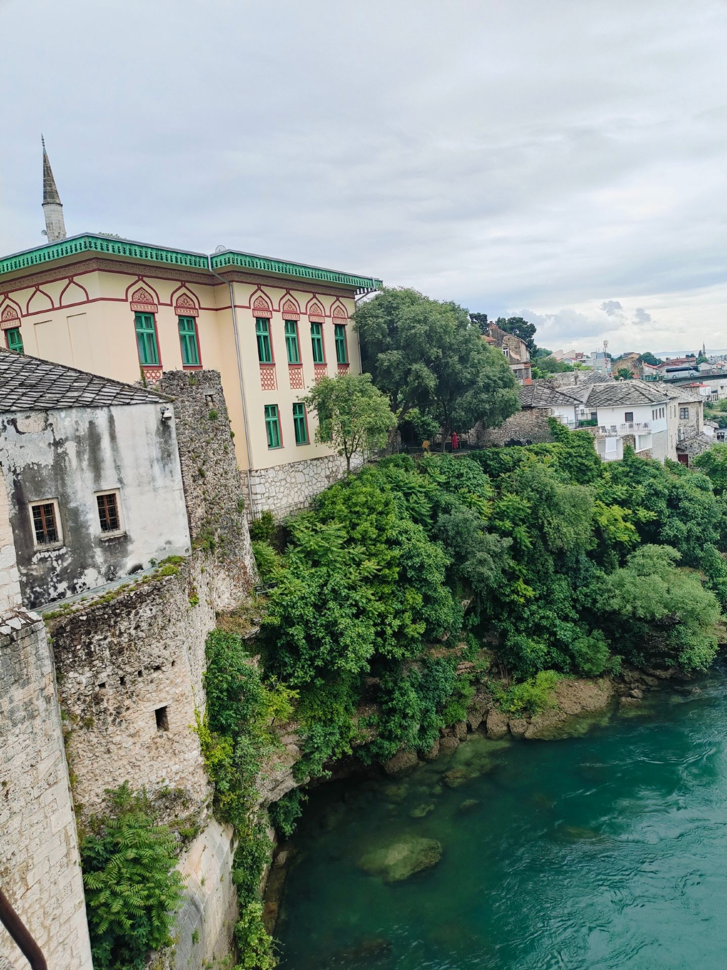 Hãy bắt đầu một chuyến đi bất ngờ đến Bosnia và Herzegovina! Phố cổ Mostar thực sự là một viên ngọc ẩn. Ghé thăm nơi này vào mùa hè là một trải nghiệm không thể bỏ qua—mát mẻ, dễ chịu và ngập tràn hương cỏ tươi mát. Mỗi bức ảnh đều hoàn hảo như một tấm bưu thiếp! ✨

🏰Điểm nổi bật:

📍Cầu Cổ (Stari Most)
Cây cầu đá theo phong cách Ottoman từ thế kỷ 16 này là một điểm nhấn của Phố Cổ. Vào những ngày trời quang, bạn có thể thấy những thanh niên dũng cảm nhảy dù từ trên cầu. Quang cảnh từ cây cầu thật tuyệt vời, mang đến tầm nhìn toàn cảnh Phố Cổ và Sông Neretva.

⏰Giờ mở cửa: Cả ngày

📍Địa chỉ: Stari Most, Mostar 88000

🧳Thời gian tham quan gợi ý: 2 tiếng

Mẹo: Thời điểm chụp ảnh đẹp nhất là sáng sớm hoặc chiều muộn khi ánh sáng dịu nhẹ và ít khách du lịch hơn. Mặt cầu khá trơn, vì vậy hãy nhớ mang giày chống trượt!

🌆Chợ Phố Cổ
Dạo bước qua những con hẻm lát đá cuội, hai bên là những cửa hàng và nhà hàng mang đậm nét quyến rũ Ottoman. Các cửa hàng đồ đồng thủ công và trang sức rất đáng để ghé thăm; bạn có thể tìm thấy những món quà lưu niệm độc đáo.

Nhà hàng được đề xuất:

🔸Sadrvan

📍 Nhà hàng Oneščukova nằm gần Cầu Cổ.

🍴Phải thử: Bánh thịt truyền thống Bosnia (ćevapi) và cà phê Bosnia.

🌊Đường đi bộ ven sông Neretva
Tản bộ dọc bờ sông vô cùng thư giãn, với những ngôi nhà đầy màu sắc hai bên bờ phản chiếu trên mặt nước lấp lánh. Thuê một chiếc thuyền nhỏ và chèo dọc theo dòng sông để có một góc nhìn khác về Phố Cổ.

💡Mẹo hữu ích:

1. Từ tháng 6 đến tháng 9 là thời điểm lý tưởng nhất để ghé thăm, với nhiệt độ từ 20-28℃. Trời có thể hơi lạnh vào buổi sáng và buổi tối, vì vậy hãy mang theo áo khoác nhẹ.

2. Đơn vị tiền tệ địa phương là Deutsche Mark, nhưng đồng Euro cũng được chấp nhận rộng rãi.

3. Phố Cổ khá nhỏ và có thể đi bộ khám phá; giày dép thoải mái là điều cần thiết.

4. Các món ăn Bosnia thường rất thịnh soạn; một suất ăn có thể đủ cho hai người.