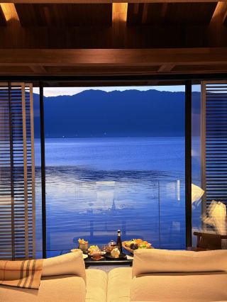 As expected, you have to stay in a sea-view room when you go to Erhai Lake.