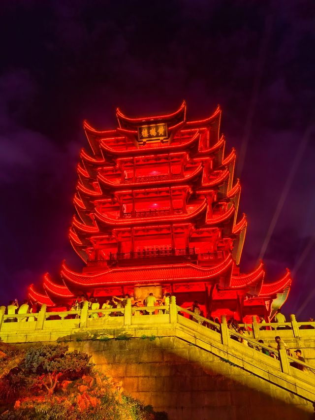 武漢夜遊黃鶴樓親測燈光秀美翻啦！