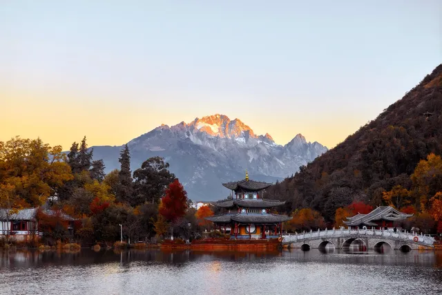 黑龍潭日照金山攻略 黑龍潭日照金山攻略