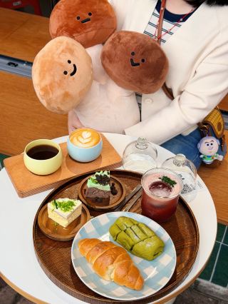 ร้านใหม่แล้ว!! ร้านกาแฟชุมชนบรรยากาศสบายๆ ในย่านซินฮุย ที่ผมยิ่งรักมากขึ้นเรื่อยๆ ยิ่งมาอยู่ที่นี่นานเท่าไหร่ก็ยิ่งชอบมากขึ้นเท่านั้น