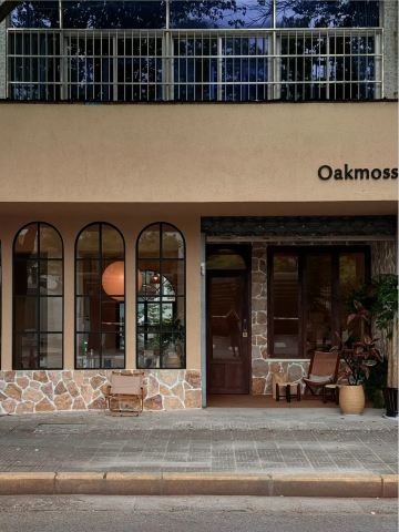 A Tuscan-style cafe in Hangzhou ☕🌿 It's as romantic as sitting