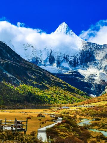 Daocheng Yading Nature Reserve: The Crown Jewel of Western Sichuan and the "Last Shangri-La."