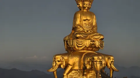 Catch the sunrise at the Golden Summit, stay in a mountain retreat near Qingyin Pavilion — traveler post in Leshan