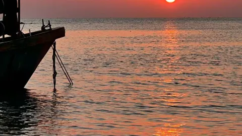 Salt Flats Sunset: Discover South China Sea Romance at Jiahong Homestay — traveler post in Ledong