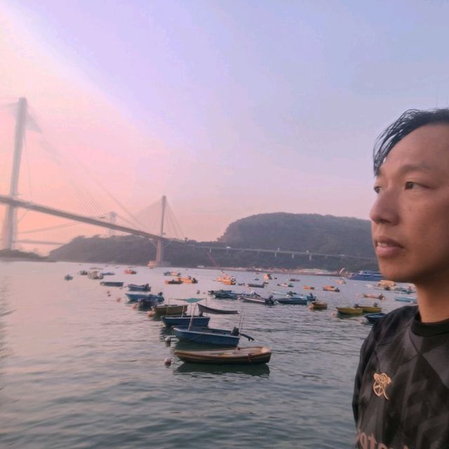 黃昏日落下的汀九橋