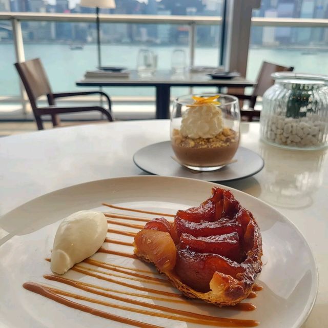 浪漫海景下的午餐