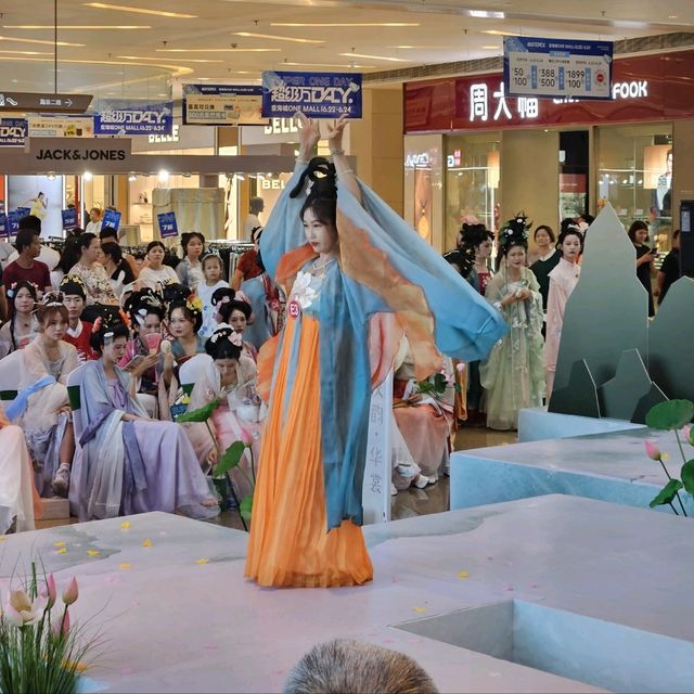 商場四處都是古代美人
