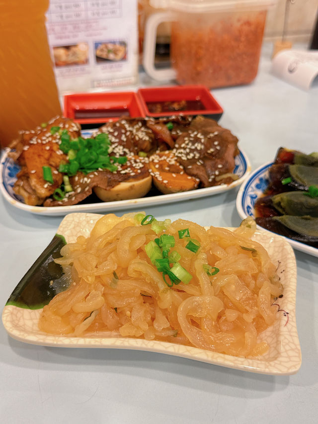 秋冬最鍾意就係食湯餃/湯麵，今晚同朋友揀左人氣大熱既「豐信餃子店」，晚市時間超受歡迎，大排長龍，大家想食鮮味十足既餃子，記得早d 黎攞位啦～