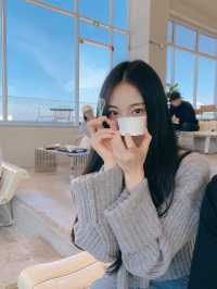 커다란 통창에 드넓은 바다를 담은 대형 카페라니!!