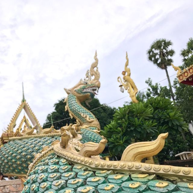 2 impressive Naga statues in Thakhek
