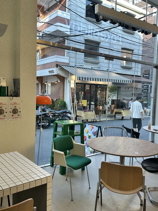 마치 작은 유럽 카페에서 샐러드 먹는 기분을 느낄 수 있는 포케올데이 신사점