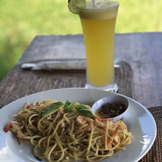 在烏布，吹著微風，看稻田雲影的景觀餐廳Warung Tepi Sari