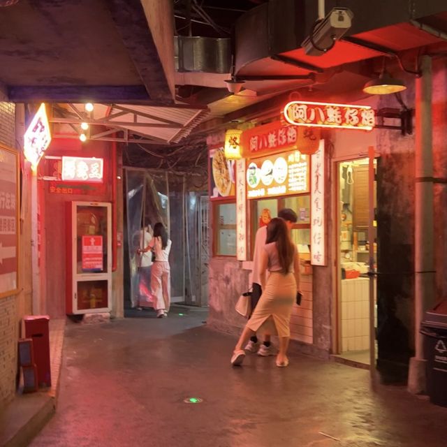 Cyberpunk 超現實⚡️⚡️與東門形成強烈對比！
