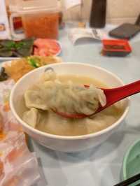 秋冬最鍾意就係食湯餃/湯麵，今晚同朋友揀左人氣大熱既「豐信餃子店」，晚市時間超受歡迎，大排長龍，大家想食鮮味十足既餃子，記得早d 黎攞位啦～