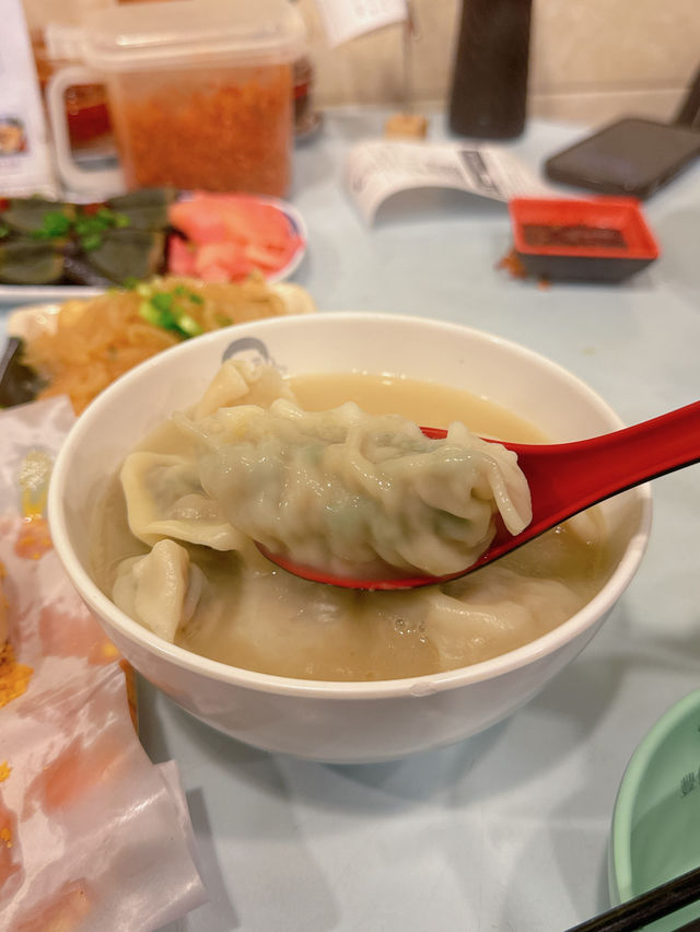 秋冬最鍾意就係食湯餃/湯麵，今晚同朋友揀左人氣大熱既「豐信餃子店」，晚市時間超受歡迎，大排長龍，大家想食鮮味十足既餃子，記得早d 黎攞位啦～