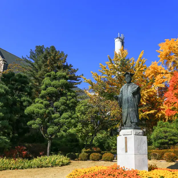 【首爾必去】梨大秋楓景點，商圈平價齊全。【地址】서울 서대문구 이화여대길 52。【交通】梨大站2號、3號出口