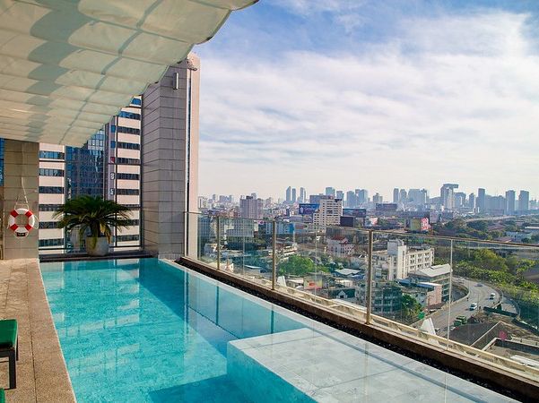 曼谷阿卡拉飯店：舒適入住體驗，超美無邊際泳池！