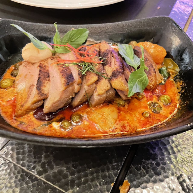ร้านอาหารไทยต้นตำรับ Basil 