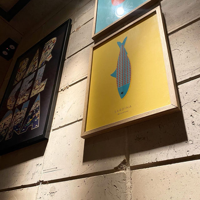 摩登西班牙餐廳，氣氛熱鬧，乳豬很不錯