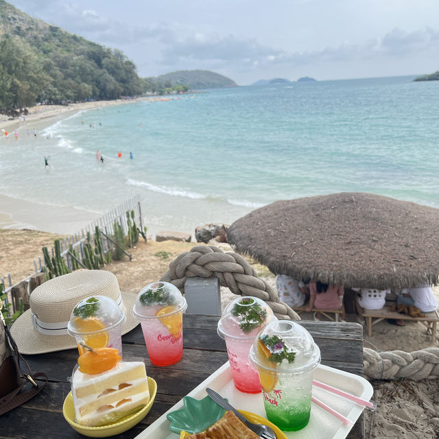 Cave Beach Clubคาเฟ่ที่มีคลื่นฮีลใจ