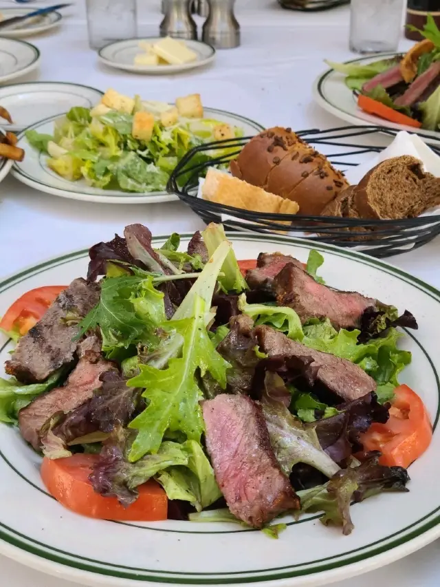 在沃夫岡牛排館威基基店享用午餐