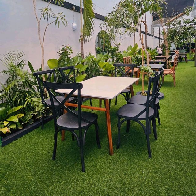 BUN KOPI | IT HAS A SPACIOUS AREA WITH BOTH INDOOR & OUTDOOR SEATING