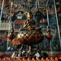 สักการะพระศรีศากยมุนี ที่วัดสุทัศนเทพวราราม 