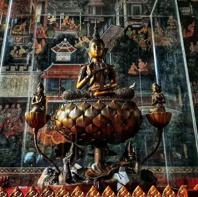 สักการะพระศรีศากยมุนี ที่วัดสุทัศนเทพวราราม 