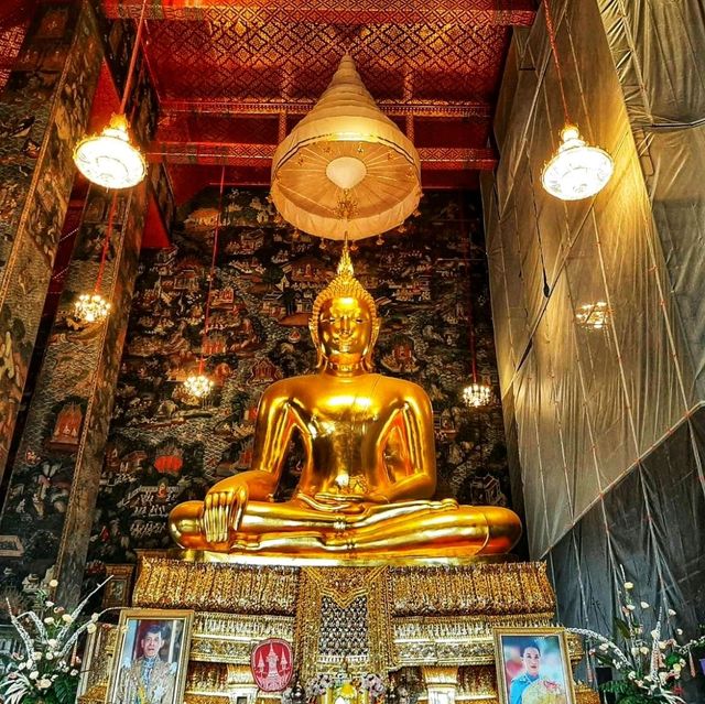 สักการะพระศรีศากยมุนี ที่วัดสุทัศนเทพวราราม 