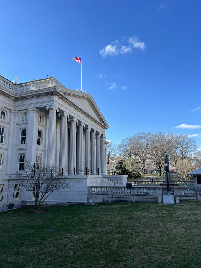 The White House: An Icon of American History 🇺🇸🏛️