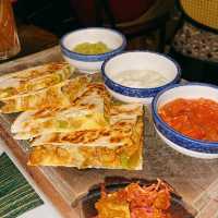 墨西哥餐廳:份量足夠,Buffalo chicken Nachos、Lamb mint and cheese quesadilla、Pulled beef Burrito