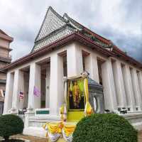 สักการะพระพุทธมหาจักรพรรดิ ณ วัดนางนองวรวิหาร