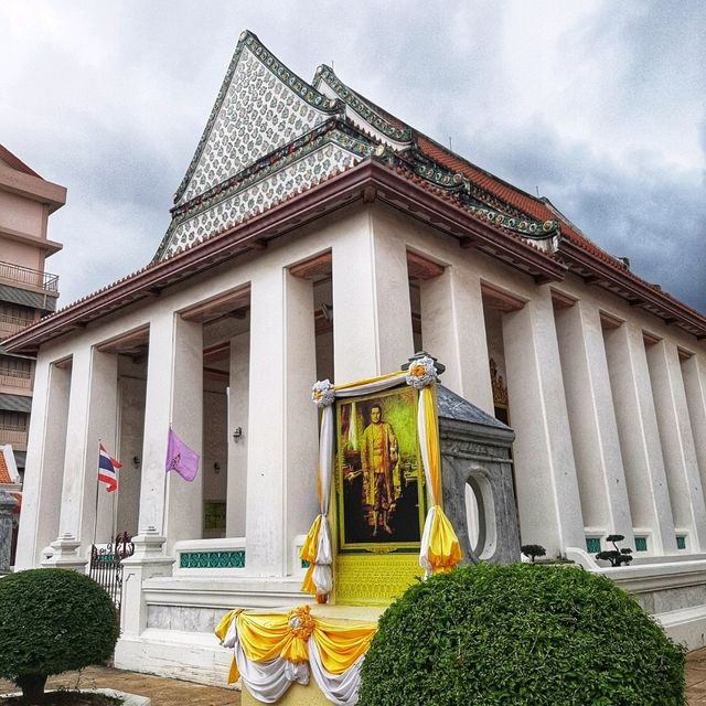 สักการะพระพุทธมหาจักรพรรดิ ณ วัดนางนองวรวิหาร