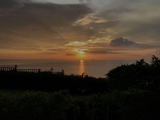 ถ้าบนเกาะพีพี🌅 Sunset ฉ่ำที่สุด…ก็ต้องมุมนี้!