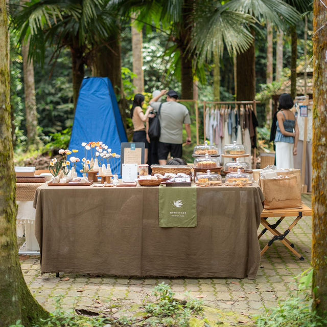 Walk into Forest to have a picnic in the natural market! 