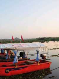 ล่องเรือชมความงามของทะเลบัวแดง