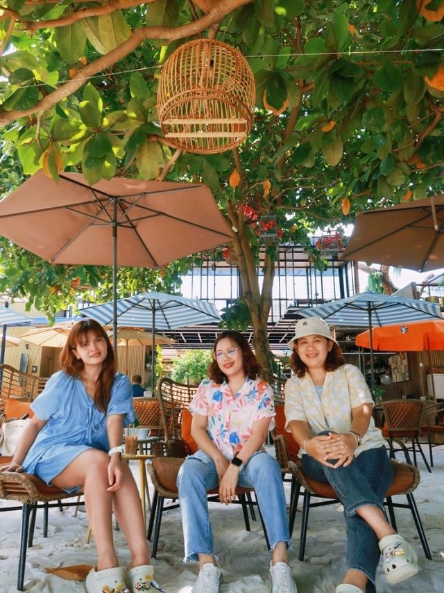 Manga & Hubba : คาเฟ่ริมทะเลบางเสร่